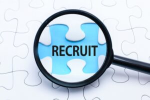 RECRUITを虫眼鏡で覗いている