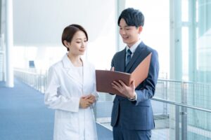 男性と女性が資料見て話している